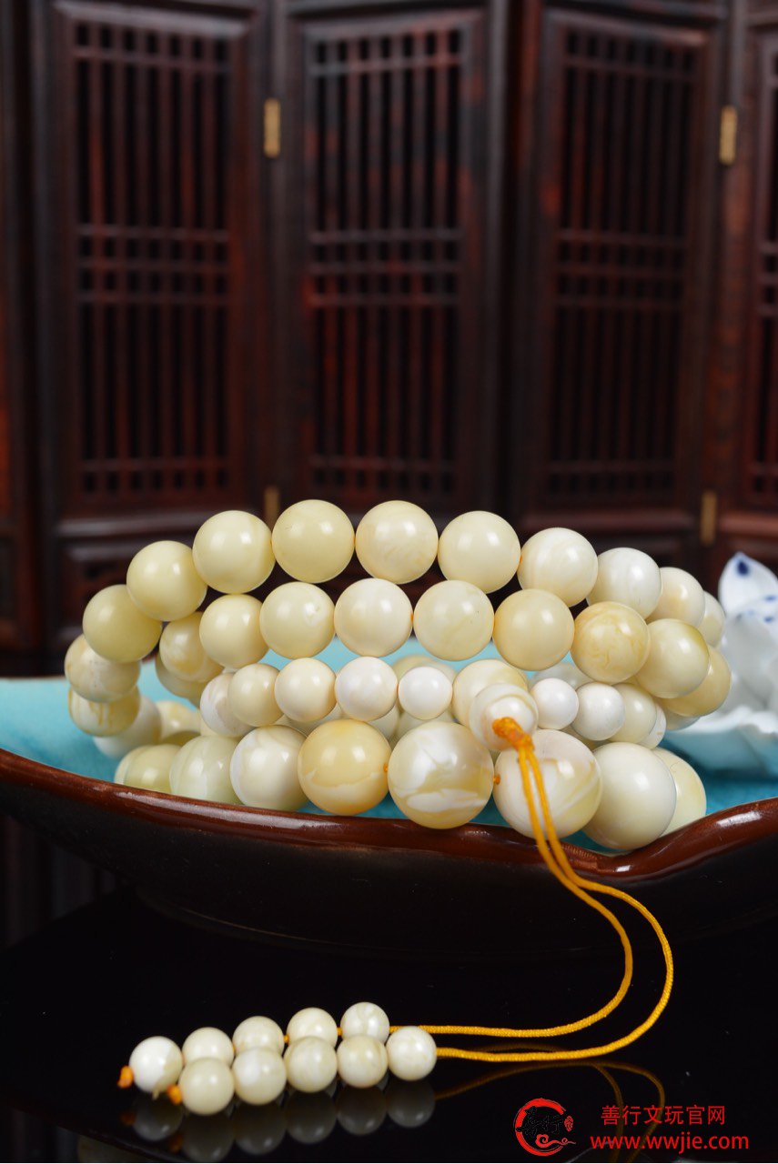 蜜蜡琥珀的荧光反应是怎么来的?