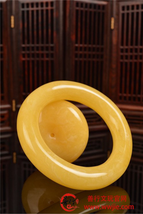 琥珀蜜蜡手镯带镯心价值更大