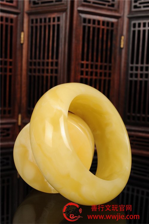 琥珀蜜蜡手镯带镯心价值更大