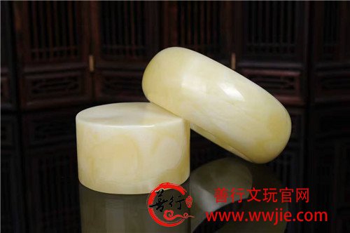 琥珀蜜蜡手镯带镯心价值更大
