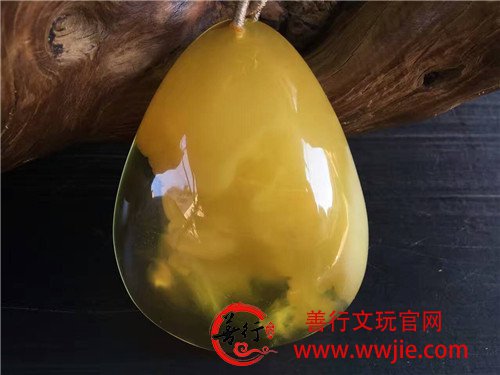 蜜蜡的内部纹理如此美丽