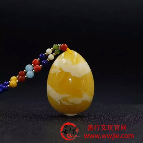 蜜蜡的内部纹理如此美丽