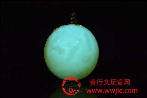  镶嵌款半圆吊坠，蜡质好不好，打眼一看就知道