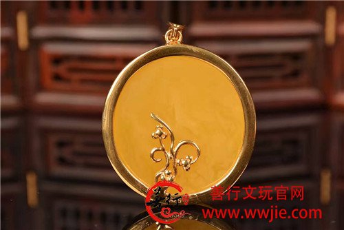  镶嵌款半圆吊坠，蜡质好不好，打眼一看就知道