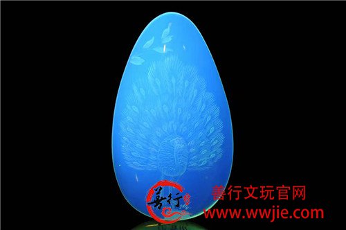 蓝珀阴雕孔雀牌，美妙绝伦