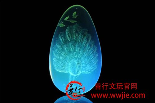 蓝珀阴雕孔雀牌，美妙绝伦
