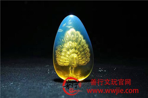 蓝珀阴雕孔雀牌，美妙绝伦
