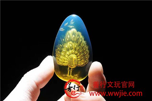 蓝珀阴雕孔雀牌，美妙绝伦