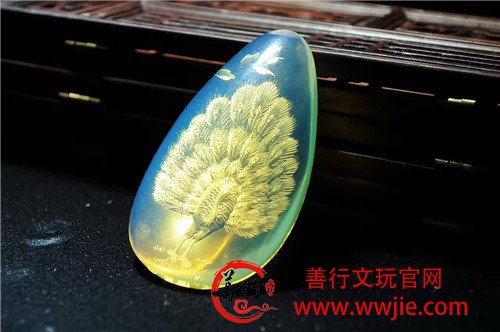 蓝珀阴雕孔雀牌，美妙绝伦
