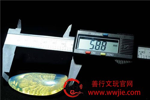 蓝珀阴雕孔雀牌，美妙绝伦