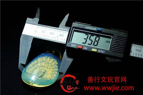 蓝珀阴雕孔雀牌，美妙绝伦