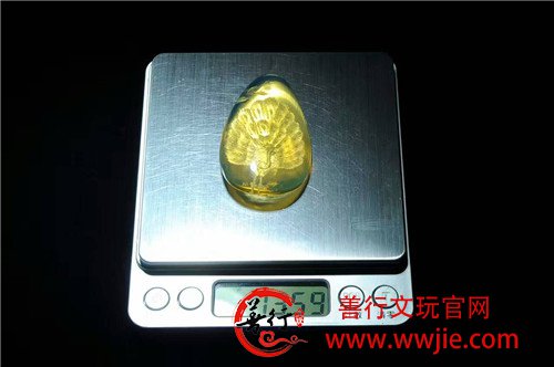 蓝珀阴雕孔雀牌，美妙绝伦