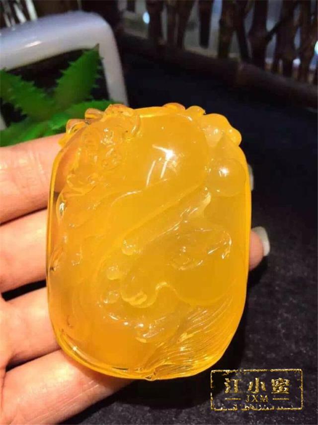 蜜蜡琥珀可以用水洗吗？