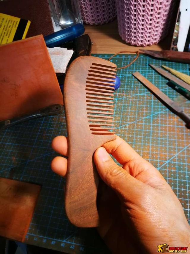 手工制作小叶紫檀梳子