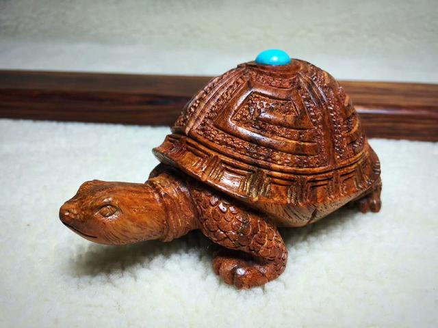 乌龟背上嵌松石！好独特的海南黄花梨手工雕刻《龟》！