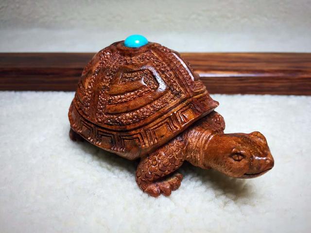 乌龟背上嵌松石！好独特的海南黄花梨手工雕刻《龟》！