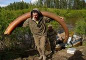 在西伯利亚拍摄猛犸象牙挖掘者