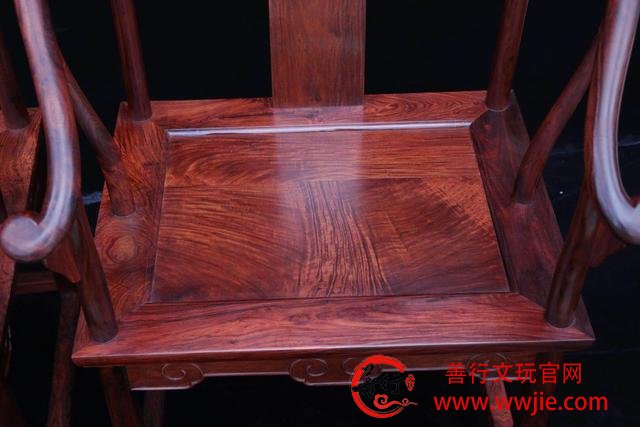 仿明式海南黄花梨圈椅，行云流水的纹理仿佛一幅美丽的水墨画