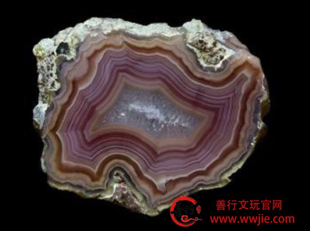 社会资讯：这种玛瑙石头，老爷爷砸的完整才值钱，精品玛瑙欣赏！