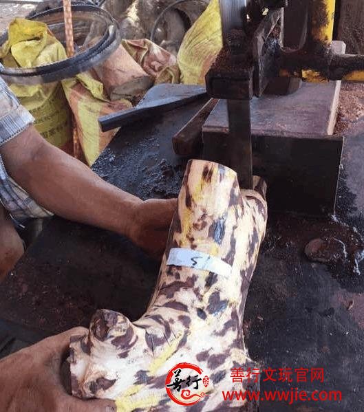 黄花梨珍贵之处在于纹理多姿多彩 一会儿山水 一会儿虎皮纹