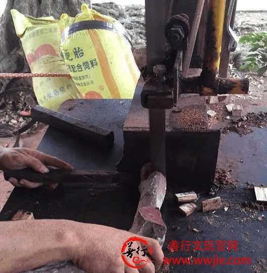 黄花梨珍贵之处在于纹理多姿多彩 一会儿山水 一会儿虎皮纹