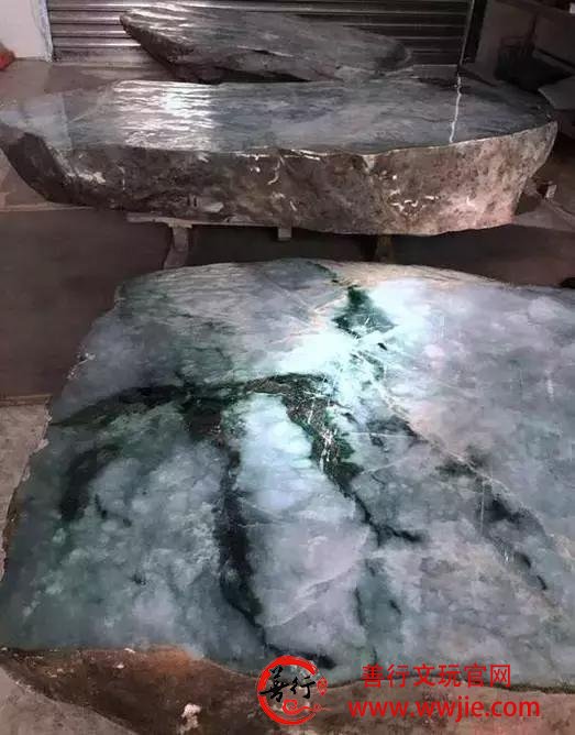 2018年最倒霉的赌石：2.6吨重的缅甸翡翠原石，仅切出一条手镯！