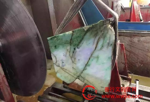 2018年最倒霉的赌石：2.6吨重的缅甸翡翠原石，仅切出一条手镯！