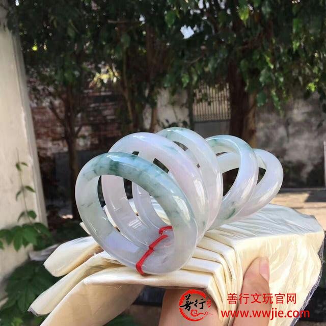 洗澡时翡翠要不要摘？翡翠专家告诉您