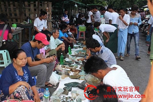 缅甸最大的翡翠市场，因为翡翠，人们不愁吃喝！