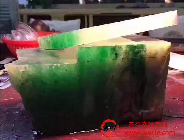 翡翠毛料，缅甸公盘天价翡翠你听闻多少？