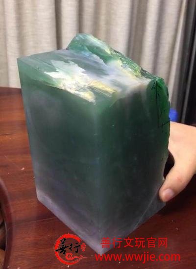 翡翠毛料，缅甸公盘天价翡翠你听闻多少？