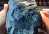 一块满身是裂的”天空蓝”莫西沙翡翠原石，每一刀都惊心动魄！