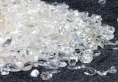 宝石是一种需要消磁的水晶石，带水晶手链必谨记