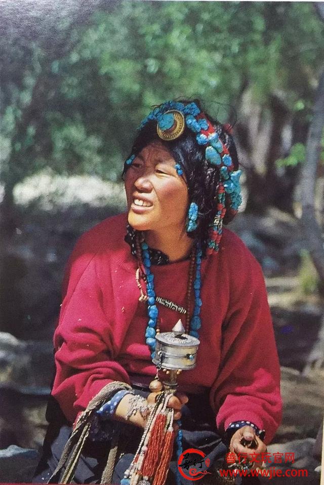 藏族女孩，千万天珠说扔就扔