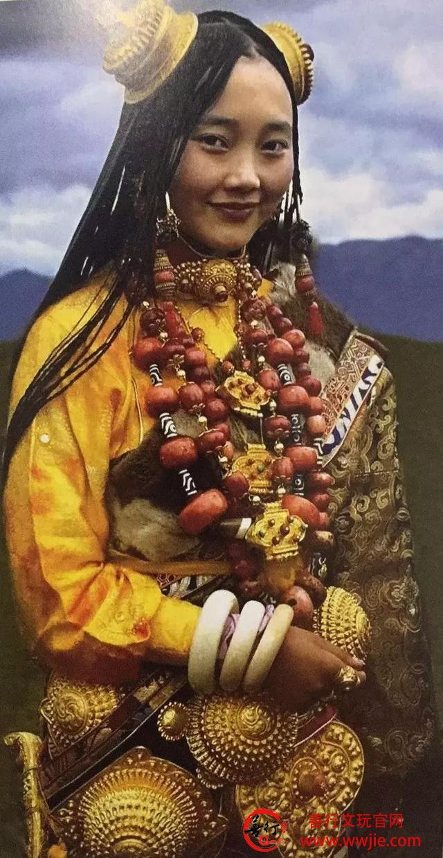 藏族女孩，千万天珠说扔就扔