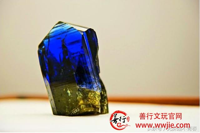 非洲坦桑石，蓝宝石的廉价替身变成如今珠宝市场上的新贵